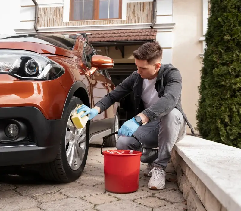 Lavage auto à domicile Goutrens : professionnel intervenant sur un véhicule